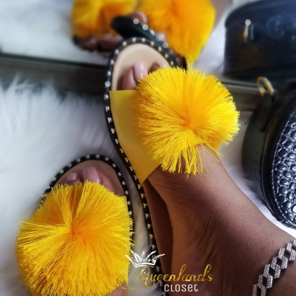 Pom pom sandals READ DESCRIPTION
